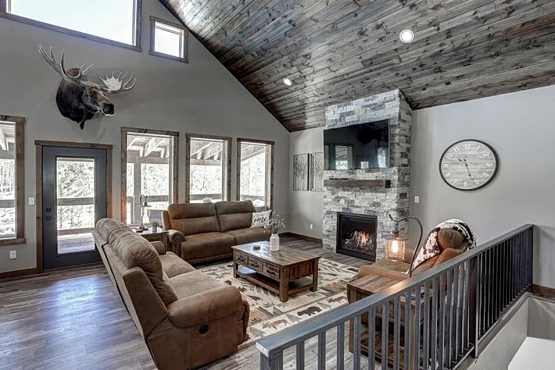 Moose Creek Lodge - Great access for snowmobiles and ATV`s!