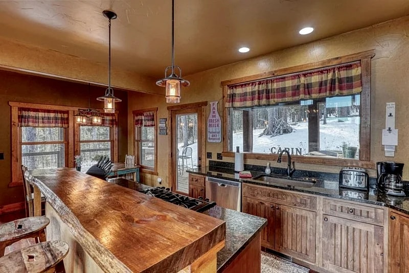 Gunstock Lodge- Hot tub, Gas Fireplace, and WiFi in Lead, South Dakota, United States — photo 3
