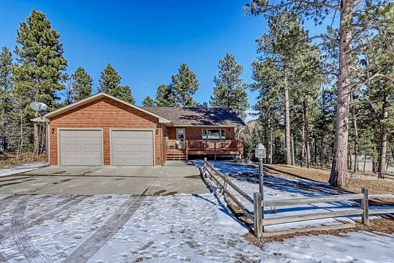 Sunny Day Hideaway - Private! Fire pit, hot tub, close to Deadwood! in Sturgis, South Dakota, United States — photo 3