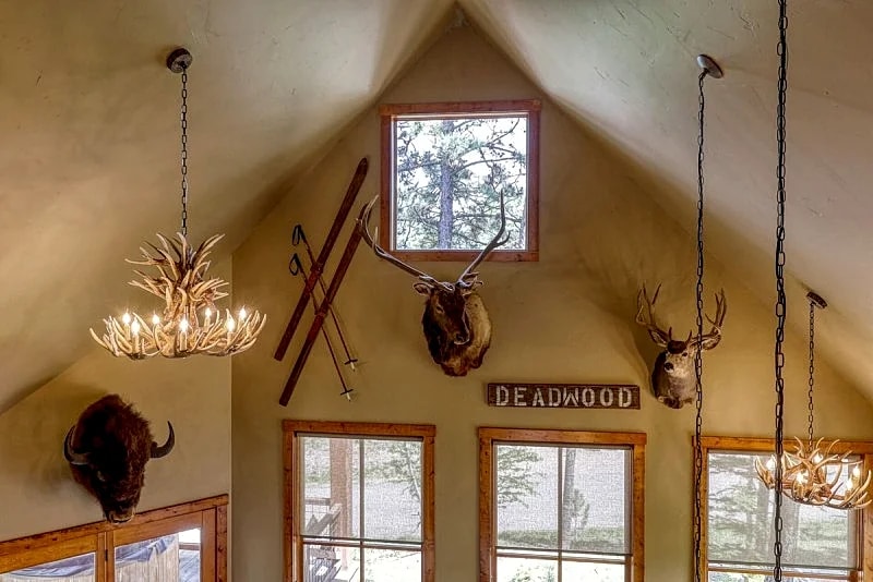Moose Tracks Lodge - private hot tub, internet, paved roads in Lead, South Dakota, United States — photo 3