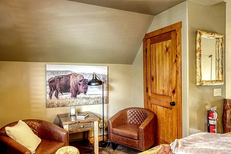 Moose Tracks Lodge - private hot tub, internet, paved roads in Lead, South Dakota, United States — photo 4
