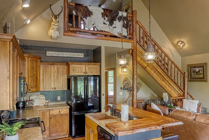 Moose Tracks Lodge - private hot tub, internet, paved roads in Lead, South Dakota, United States — photo 4