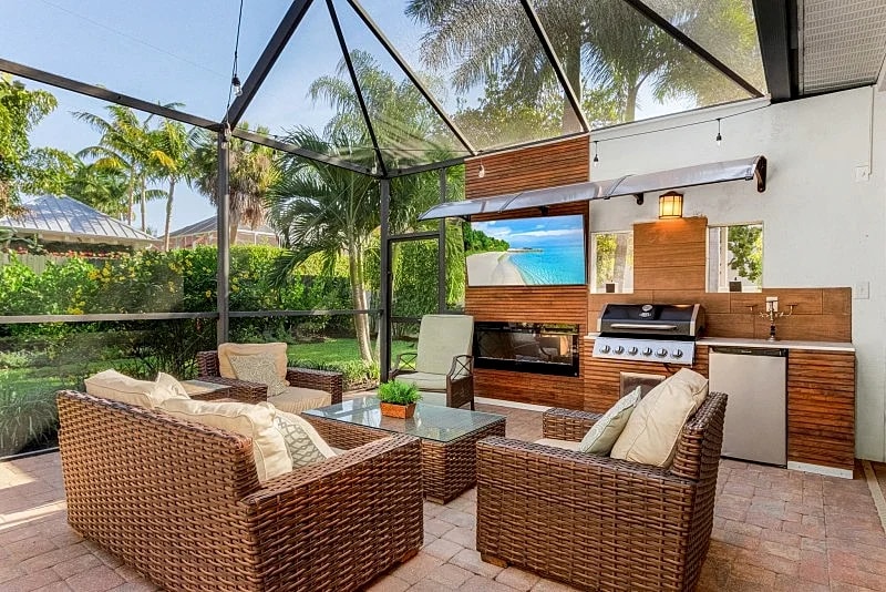 Mini-mansion ... Downtown Where the Action is & walk to Beach in Naples, Florida, United States — photo 5