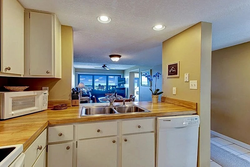 Oceanfront Condo, 2 King Master Suites, WiFi, HDTV, Pools, Tennis, Gated Resort in Fernandina Beach, Florida, United States — photo 2