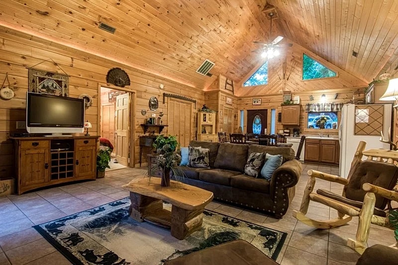 Cedar Cove Cabin, Overlooking pool & playground, Thunder Ridge Arena in Ridgedale, Missouri, United States — photo 4