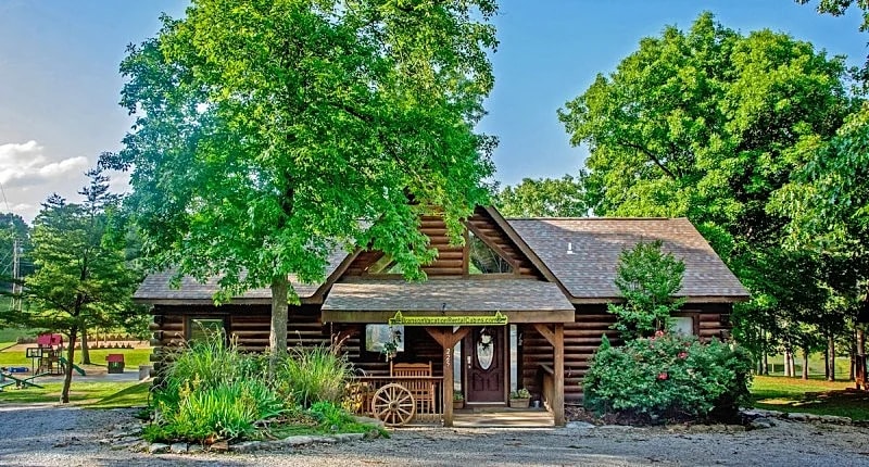 Cedar Cove Cabin, Overlooking pool & playground, Thunder Ridge Arena