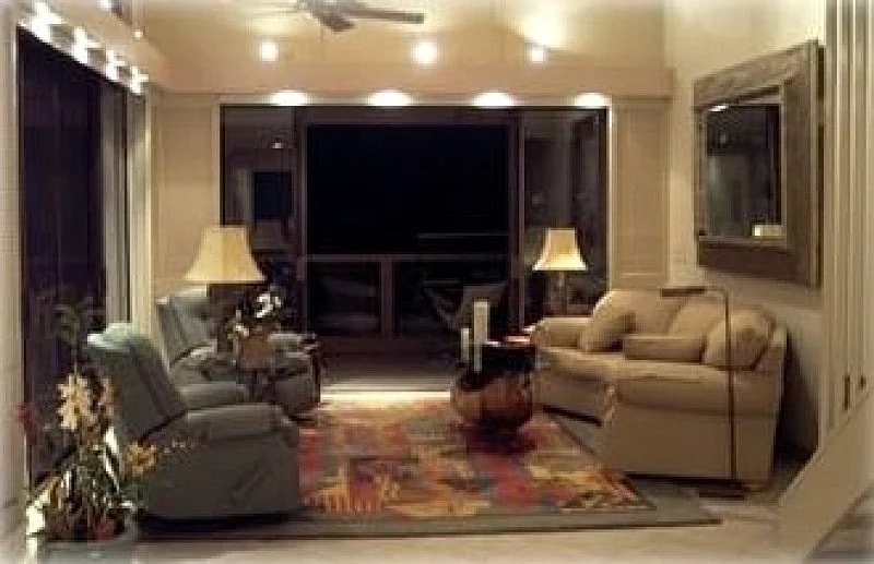Absolute Oceanfront Penthouse with Wrap Around Lanai in North Kona, Hawaii, United States — photo 2