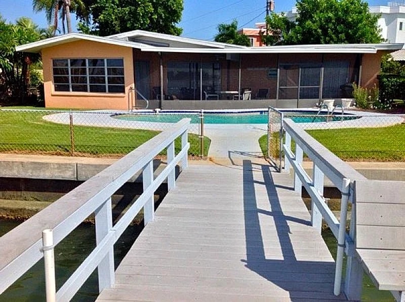 ~TREASURE ISLAND WATERFRONT, WHY RENT A CONDO WHEN YOU CAN GET A HOME! FISH FROM DOCK, PRIVATE POOL!