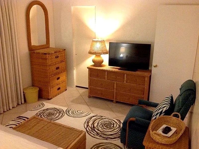 ~TREASURE ISLAND WATERFRONT, WHY RENT A CONDO WHEN YOU CAN GET A HOME! FISH FROM DOCK, PRIVATE POOL! in Treasure Island, Florida, United States — photo 5