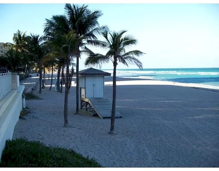Magnificent ocean front studio in the Wave in Hollywood, Florida, United States — photo 4