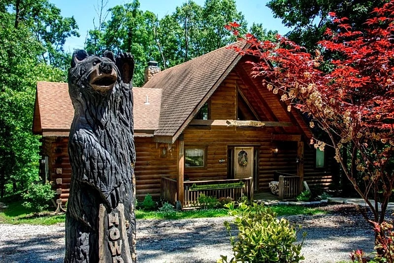 Trapper's Den Cabin, Two Master Suites, Great for 2 couples, Thunder Ridge Arena