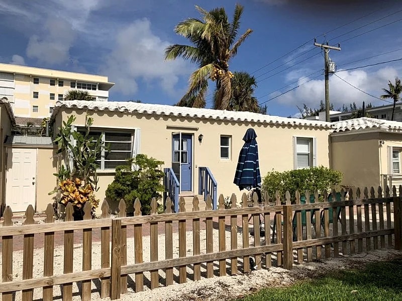 Just Steps to the Beach! Kick Off Your Shoes, Relax, You're at Beach Bungalow in Pompano Beach, Florida, United States — photo 2