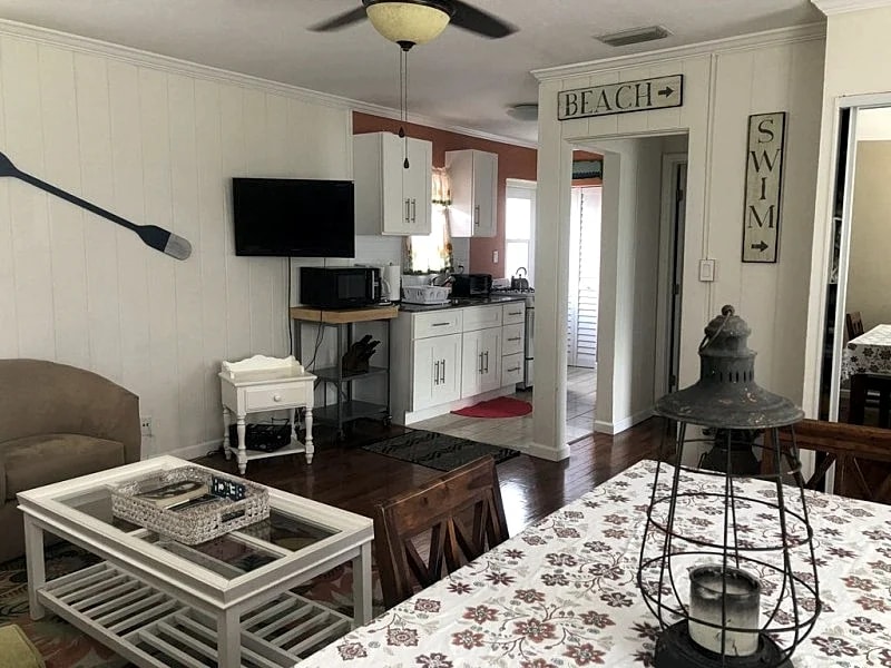 Just Steps to the Beach! Kick Off Your Shoes, Relax, You're at Beach Bungalow in Pompano Beach, Florida, United States — photo 4