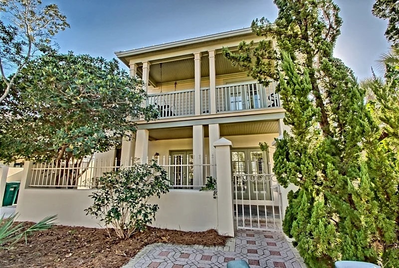 Southside of 30A, Gated beachfront pool sleeps 7 , 2 min walk to Rosemary, NEW!