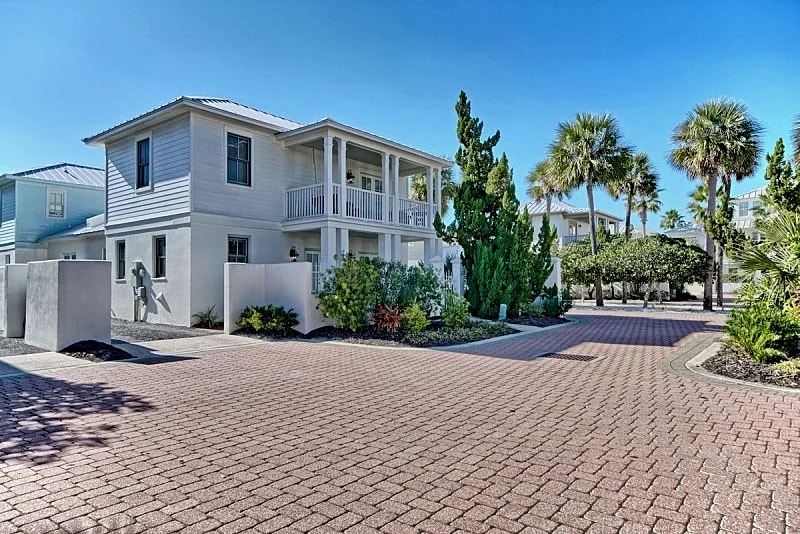 Southside of 30A, Gated beachfront pool sleeps 7 , 2 min walk to Rosemary, NEW! in Alys Beach, Florida, United States — photo 4