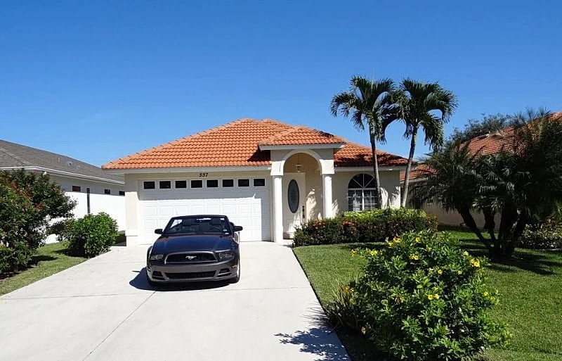 Modern villa, short walk to the beach, screened heated pool