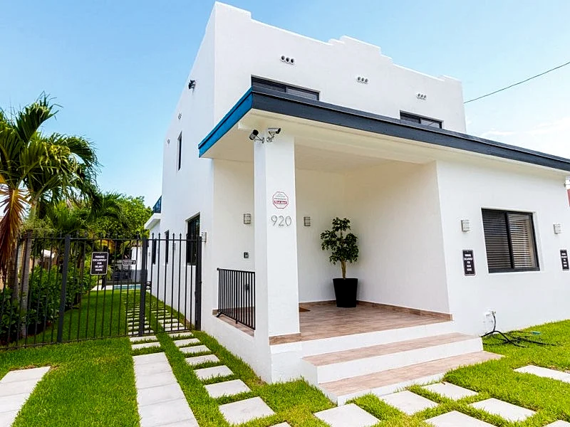 Spacious Modern Helmet Themed Home Near Brickell With Pool.