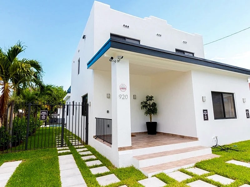 Spacious Modern Helmet Themed Home Near Brickell With Pool.