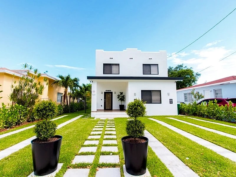 Picture Perfect Modern Cottage Near Brickell Area With Pool and Private Deck. in Miami, Florida, United States — photo 5