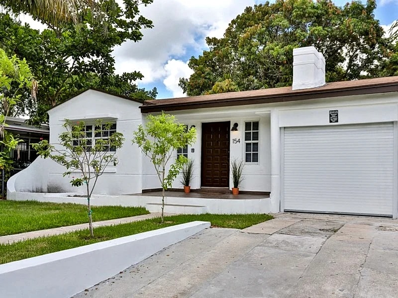 MODERN MUSIC THEMED HOUSE W SPACIOUS BACKYARD
