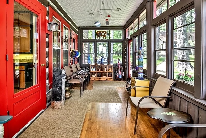 4 Bedroom, 4 Bath Remodeled Historical Home Located On Lake Minocqua in Minocqua, Wisconsin, United States — photo 2