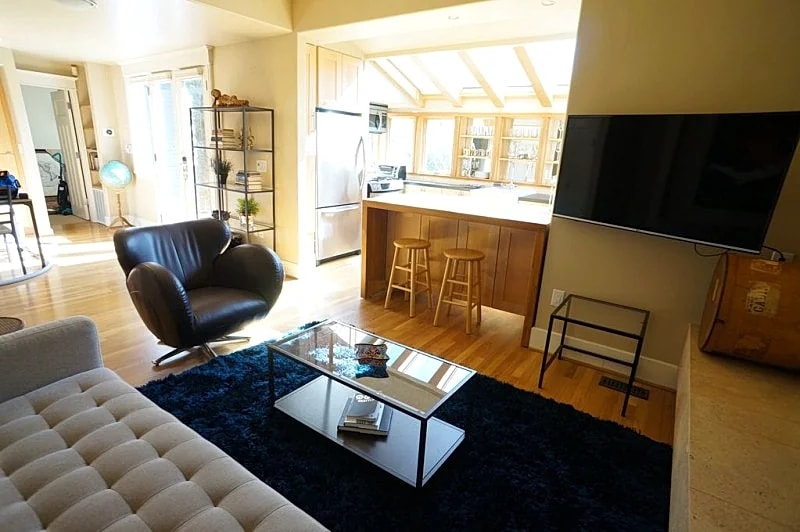 One Block Off Broadway - 2 bed/2 bath with parking in hip historic Capitol Hill in Seattle, Washington, United States — photo 4