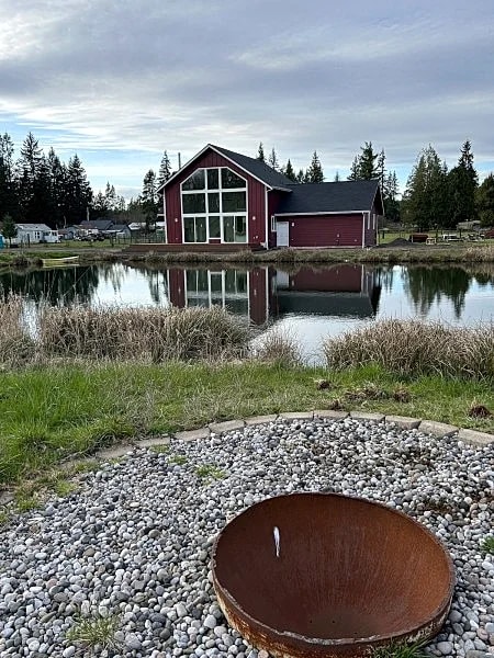 Gorgeous cabin, secluded fishing pond, swimming, paddling. Central for Daytrips! in Elma, Washington, United States — photo 2