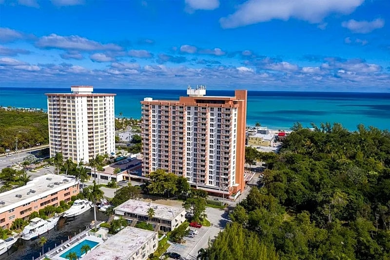 Family Friendly Beachside Resort Condo! Central Fort Lauderdale Beach.