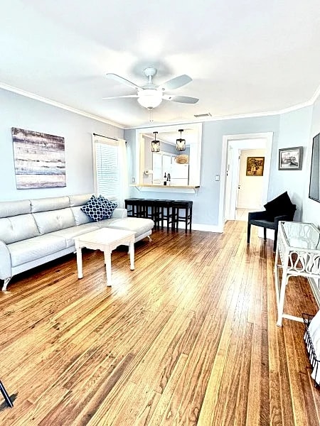 PRIME LOCATED BEACH COTTAGE with PORCH /60 SECONDS TO THE WATER in St. Pete Beach, Florida, United States — photo 4