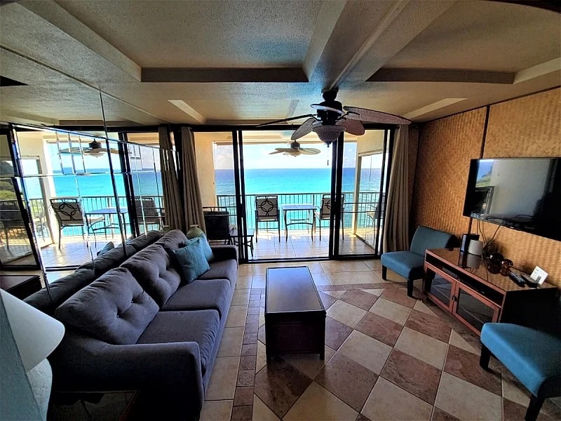Permitted Hawaiian Princess condo on beach with sea turtles and amazing sunsets