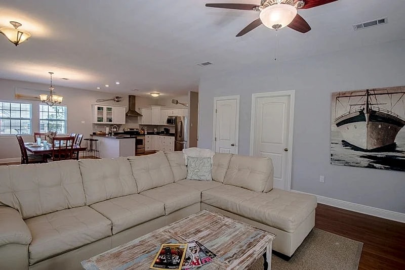 Who Needs Snowflakes When You Can Have Seashells! 4 Bedroom-2 Bath--Sleeps 8! Property overview in Pass Christian, Mississippi, United States — photo 4