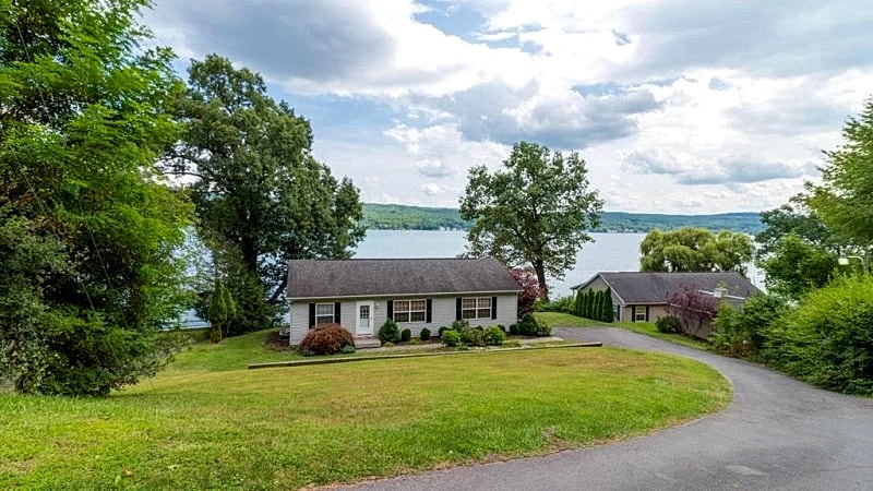 Crystal Waters - Enjoy Beautiful Sunrises on Keuka Lake! in Penn Yan, New York, United States — photo 2