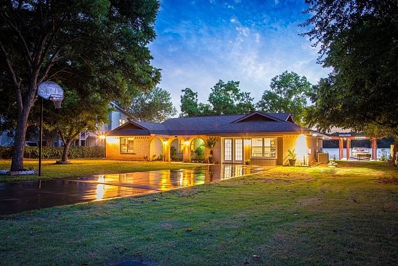 Bring your boat, jet skis, fishing poles, swimsuit, pet, and family! in Kingsland, Texas, United States — photo 2