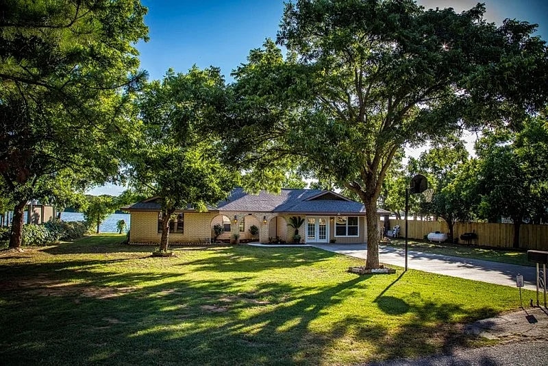 Bring your boat, jet skis, fishing poles, swimsuit, pet, and family! in Kingsland, Texas, United States — photo 3