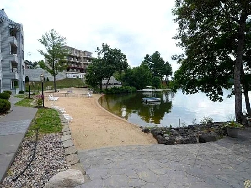 High-End, Modern/Rustic Beachfront Condo on Lake Delton + 6 Noahs Ark wristbands in Wisconsin Dells, Wisconsin, United States — photo 4