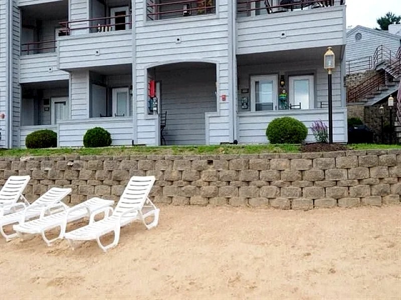 High-end, walk-out Beachfront Condo w/ 6 Noah's Ark wristbands, in/outdoor pools in Wisconsin Dells, Wisconsin, United States — photo 5