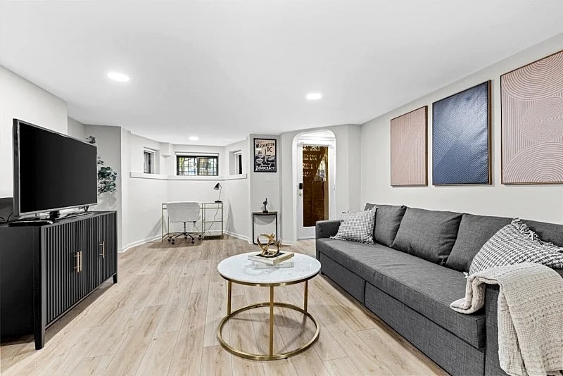 Spacious NW Apt Steps to 14th Street Corridor in Washington, District of Columbia, United States — photo 2