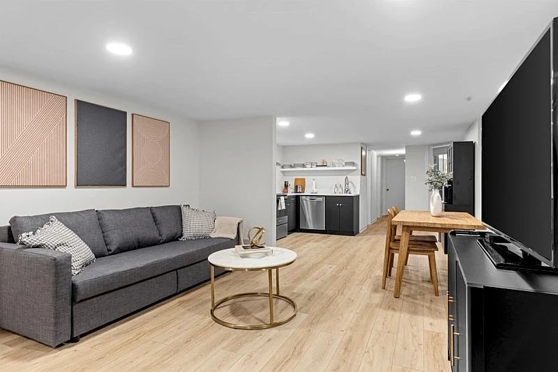 Spacious NW Apt Steps to 14th Street Corridor in Washington, District of Columbia, United States — photo 3