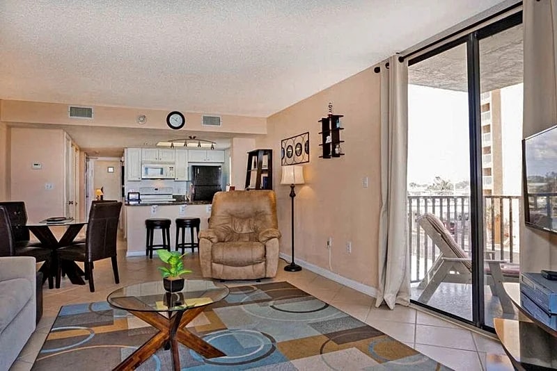 Bright DIRECT Oceanfront Corner Condo. On the Beach! Amazing Views! in Cape Canaveral, Florida, United States — photo 5