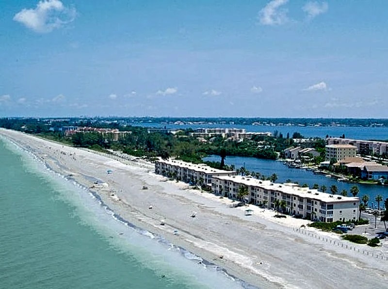 Beachfront Dreamcondo in Paradise