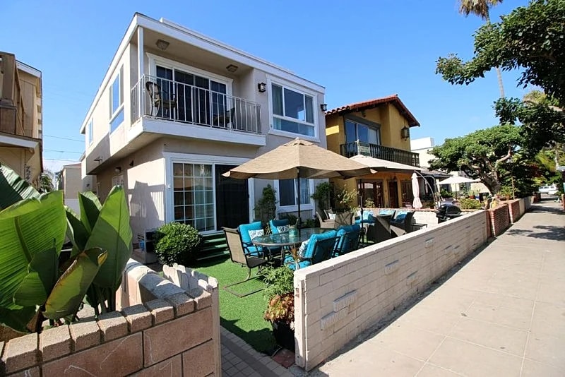 Surf Side Cottage with patio, Two Kings Suites, Bunk Cave & 70 steps to sand! in San Diego, California, United States — photo 2