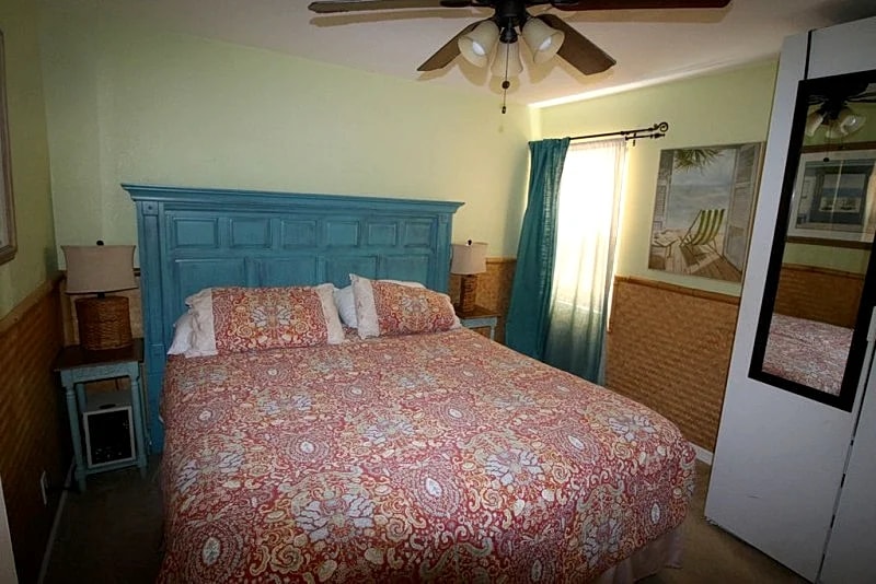 Surf Side Cottage with patio, Two Kings Suites, Bunk Cave & 70 steps to sand! in San Diego, California, United States — photo 4