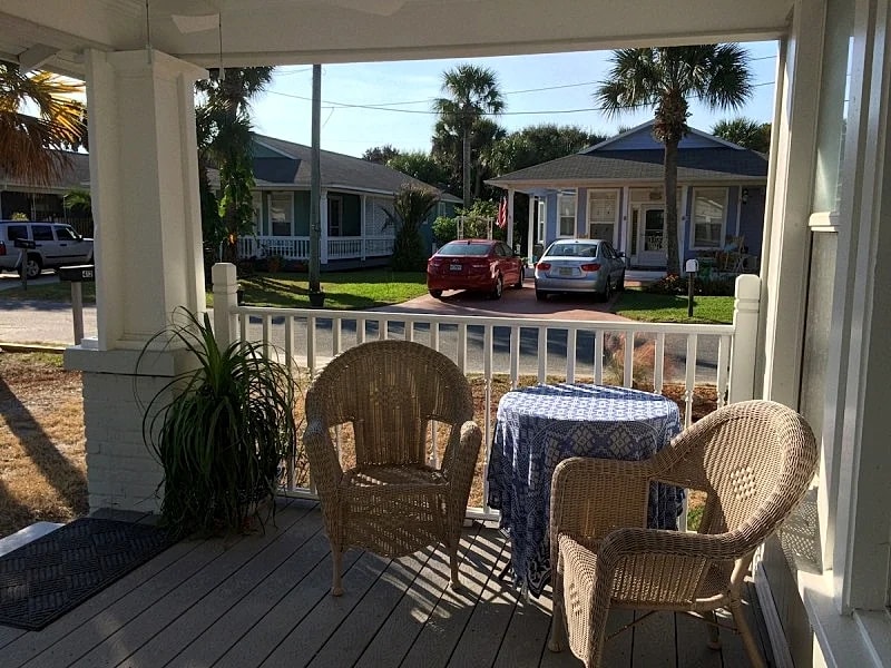 Beautiful, newly renovated 1 bedroom, Den apartment One Block From Beach