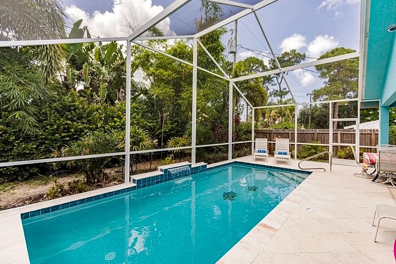 Spacious & Luxurious.. Walk to beach..New Heated Pool