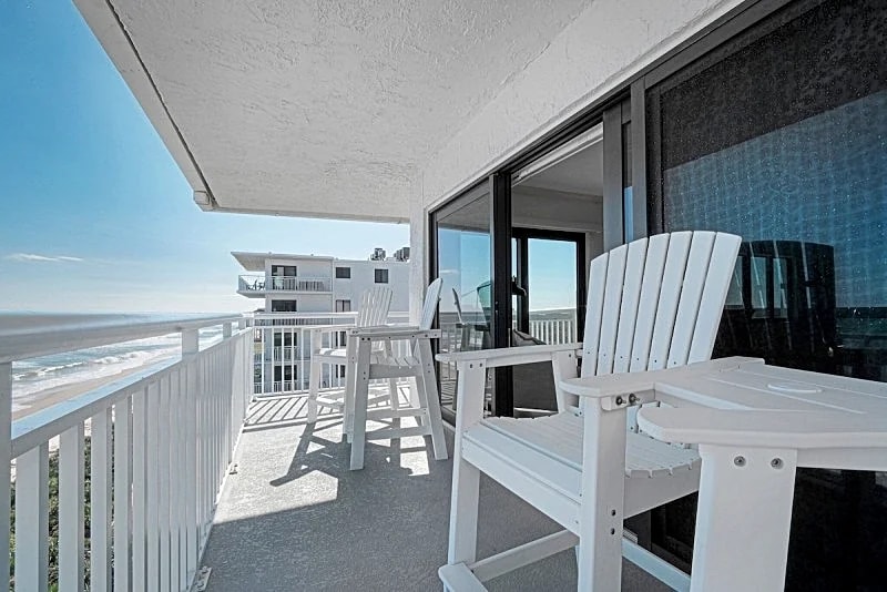 Luxury, direct oceanfront top-floor corner with wrap-around balcony and heated pool in New Smyrna Beach, Florida, United States — photo 5