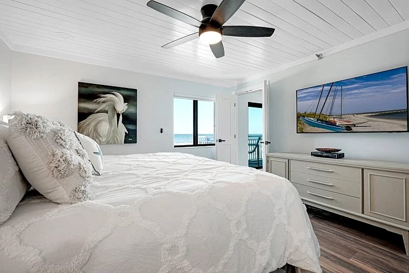 Direct oceanfront condo with a large balcony, heated pool, and beach access in New Smyrna Beach, Florida, United States — photo 4