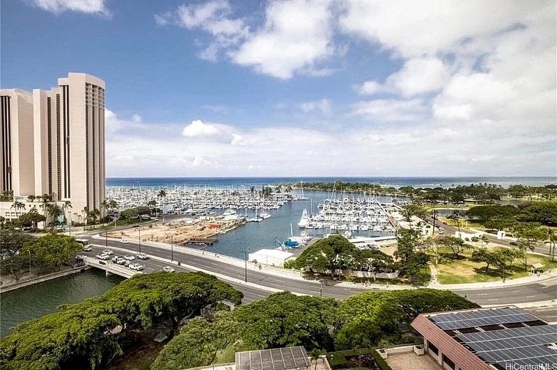 Enjoy Grand 2BR, 2 Baths, Executive Condo Near Beach and Everything Else in Honolulu, Hawaii, United States — photo 4