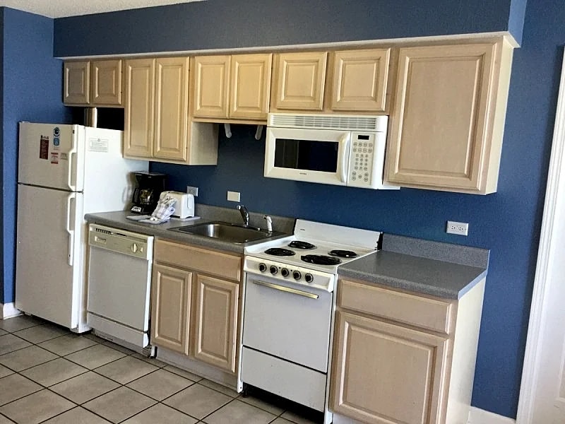 BeachFront Condo w/ views, 3pools & Bar, beach rentals, 1mi walk to dwtn/shops in North Myrtle Beach, South Carolina, United States — photo 5
