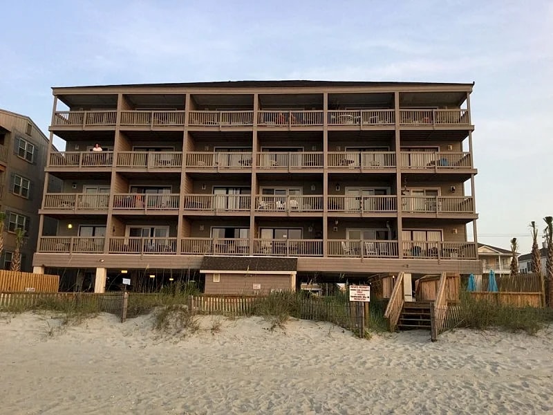 Beachfront Condo, ground parking, beach, Pool, 20 Ft to beach, 1mi to pier/dwtn