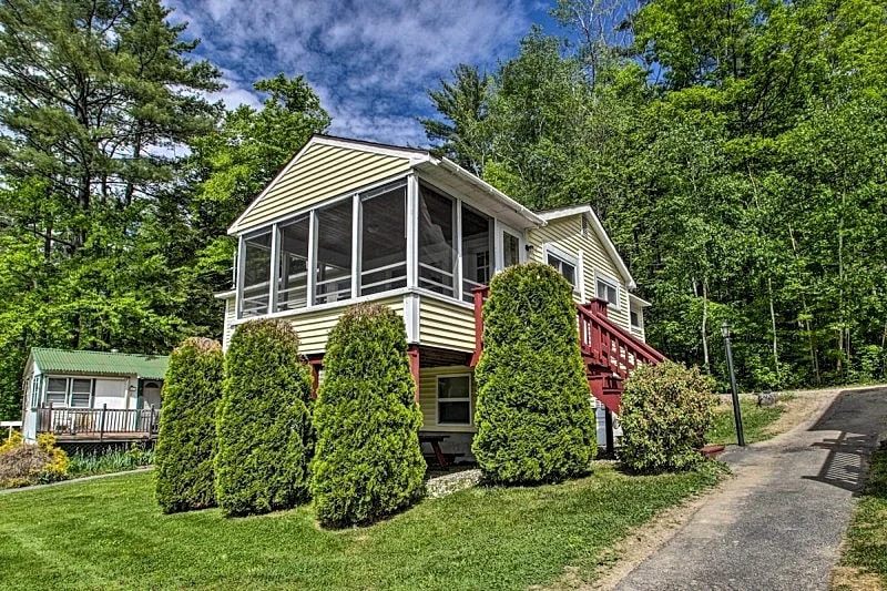 Wellesley Pines Yellow Cottage w/ Private Porch & Grill